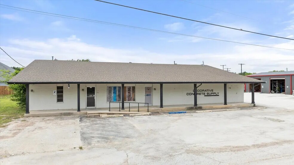 Primary Photo Of 1409 NE Barnard St, Glen Rose Storefront Retail Office For Sale