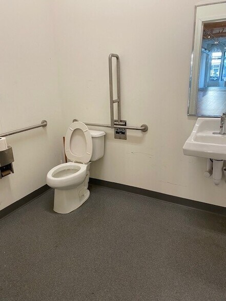 More Photos Of 1123 E Main St, Bridgeport Apartments For Lease