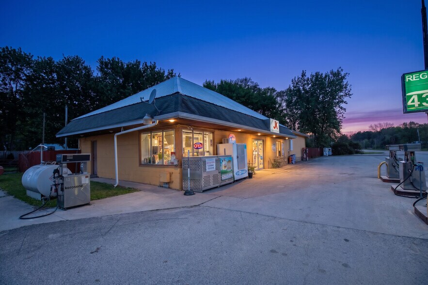 More Photos Of 8995 S US Highway 35, Monterey General Retail For Sale