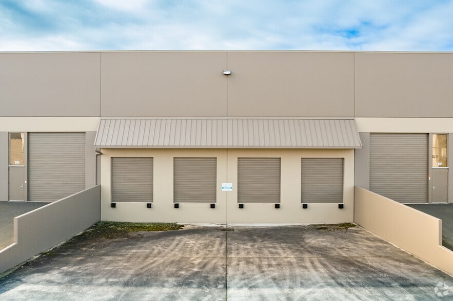 More Photos Of 600 S 74th Pl, Ridgefield Manufacturing For Lease