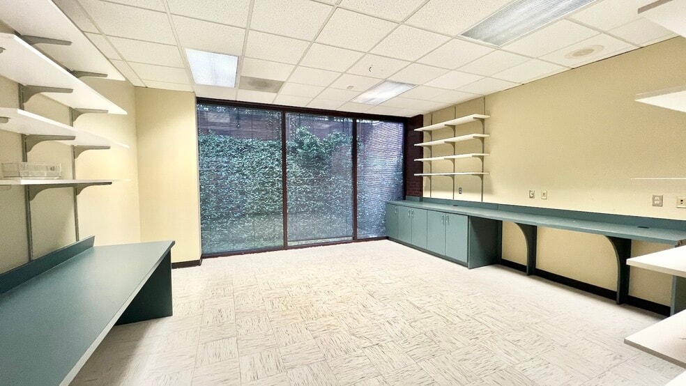 More Photos Of 8800 Roswell Rd, Sandy Springs Office For Sale
