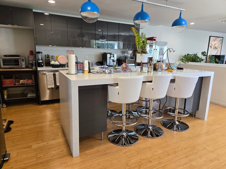 More Photos Of 2201 N Hollywood Way, Burbank Showroom For Lease