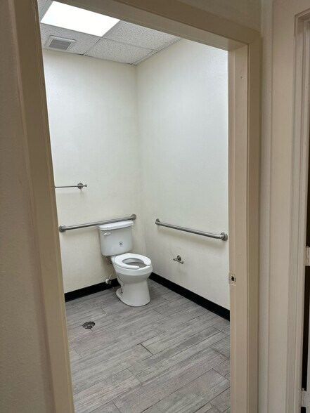 More Photos Of 2401 Pecan, McAllen Unknown For Lease