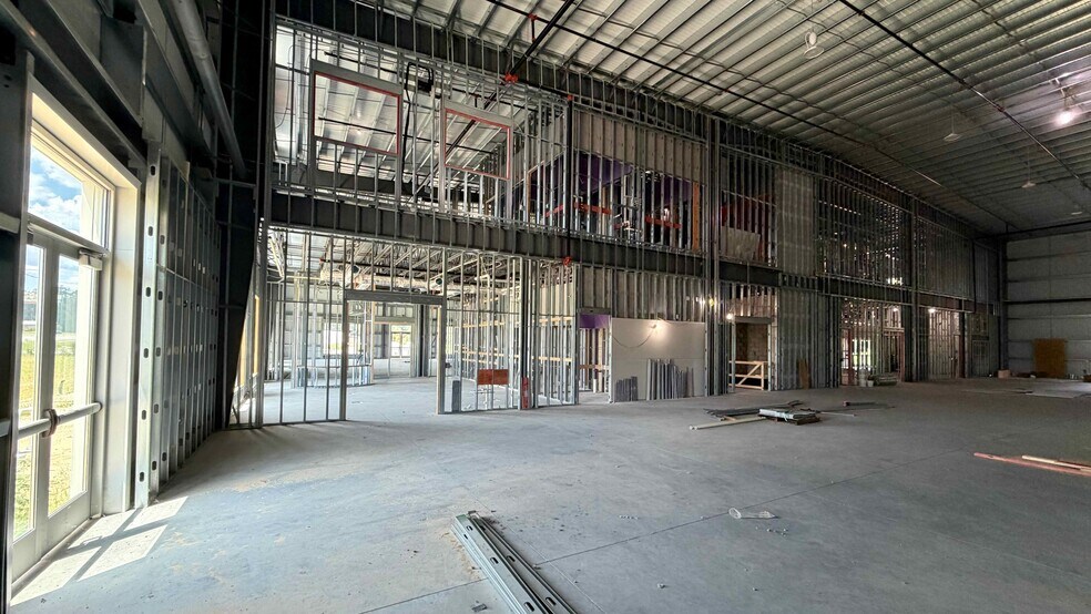 More Photos Of 2221 US-441, Fruitland Park Showroom For Sale