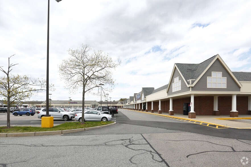 More Photos Of 113-133 Samoset St, Plymouth Storefront For Lease