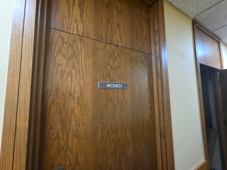 More Photos Of 401 N 2nd St, Rogers Office For Lease