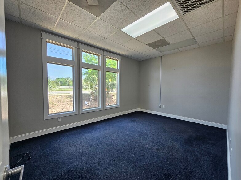 More Photos Of 913 Gulf Breeze Pky, Gulf Breeze Storefront Retail Office For Sale