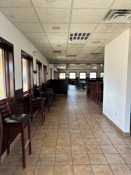 More Photos Of 210 N Lewis Ave, Oglesby Restaurant For Lease