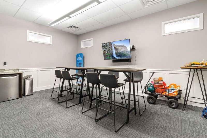 More Photos Of 236 River Vista Pl, Twin Falls Office For Lease