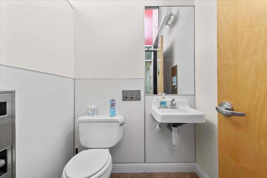 More Photos Of 482 W MacArthur Blvd, Oakland Medical For Sale