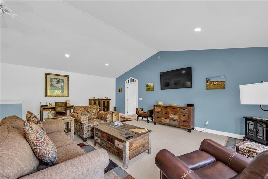 More Photos Of 608 Atlantic Hwy, Northport Freestanding For Sale