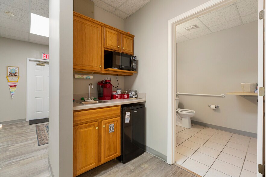 More Photos Of 1300 Gardiner Ln, Louisville Medical For Sale