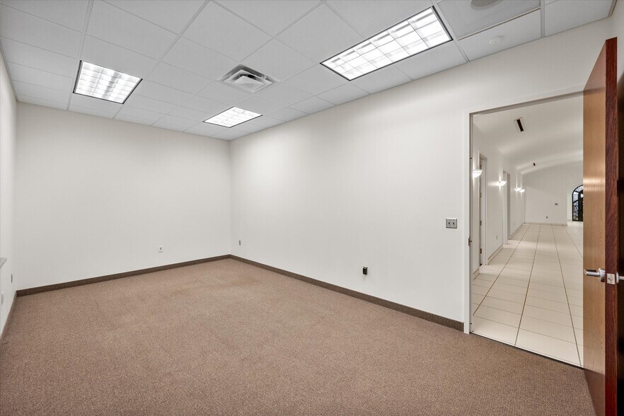 More Photos Of 820 Central Dr, Colleyville Office For Sale