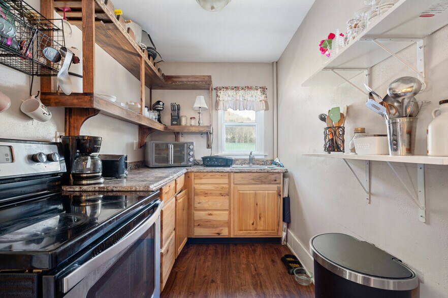 More Photos Of 13 Park Ave, Hadley Restaurant For Sale