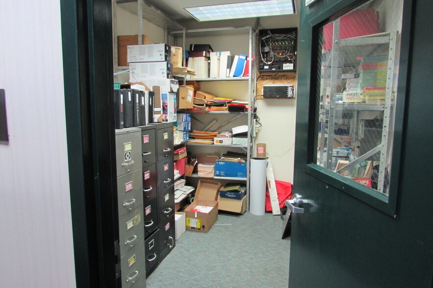More Photos Of 20 Industrial Dr, Middletown Light Manufacturing For Sale