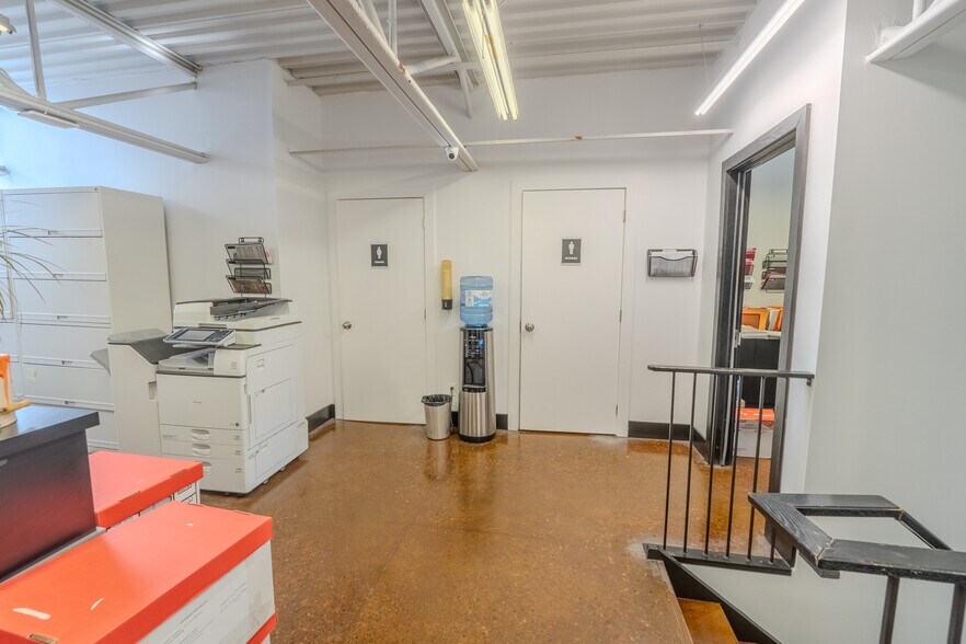 More Photos Of 8295-8305 Creusot Rue, Montréal Warehouse For Sale