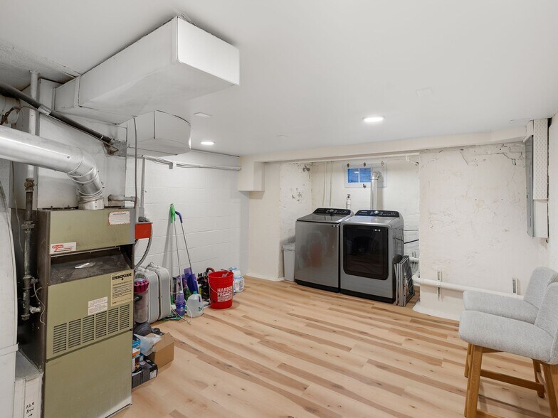 More Photos Of 1305 SE Belmont St, Portland Office For Sale