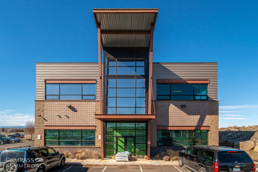 More Photos Of 375 NE 11th St, Redmond Warehouse For Lease