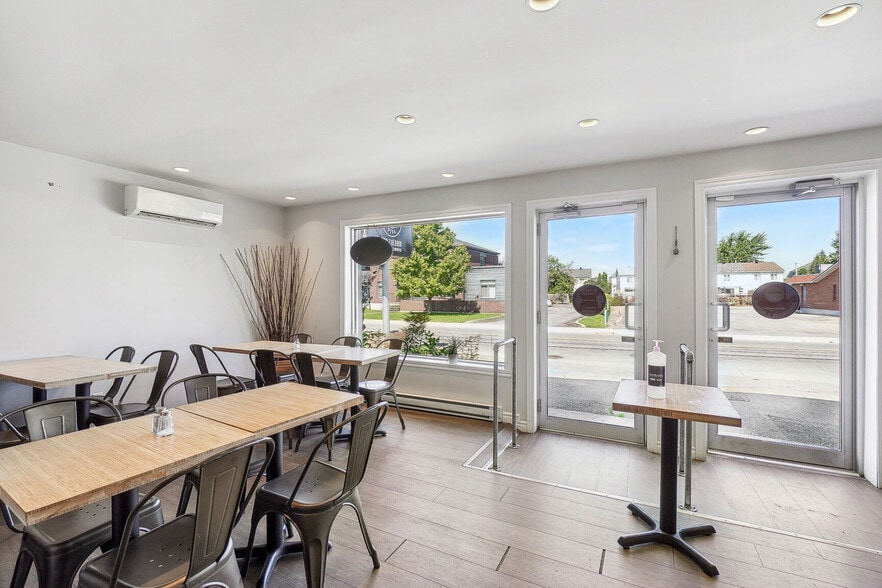 More Photos Of 536 Rue Principale, Laval Freestanding For Sale