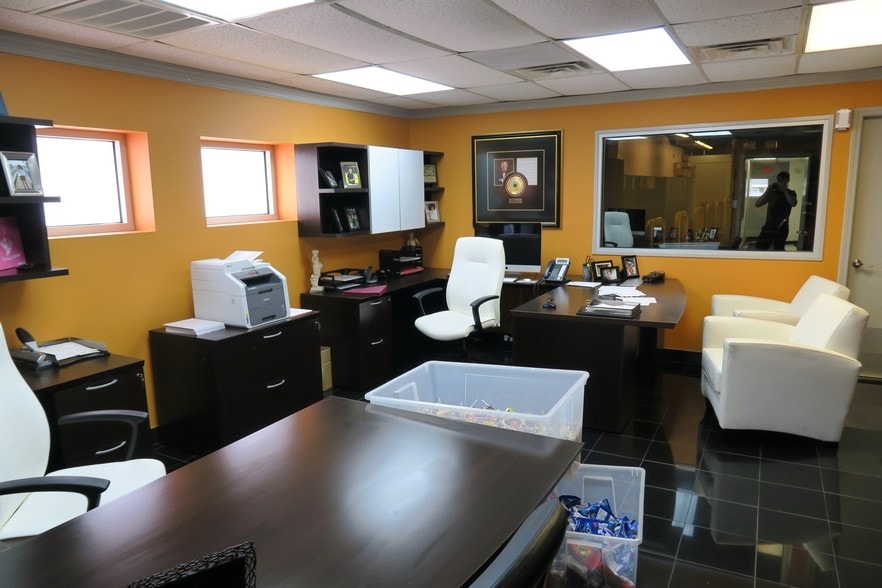 More Photos Of 5829 Beverly Hill St, Houston Warehouse For Lease