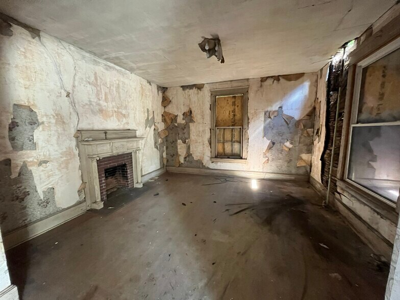 More Photos Of 17 Corling St, Petersburg Flex For Sale