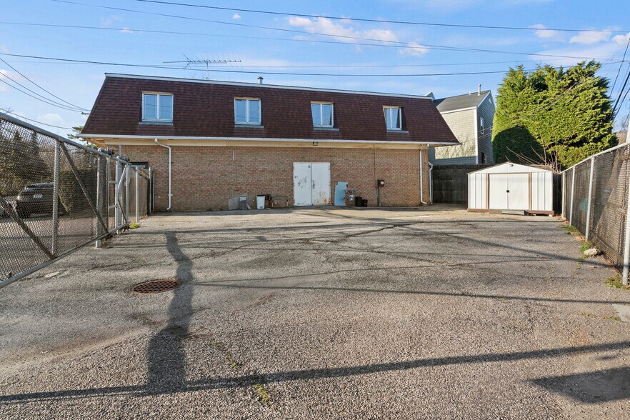 More Photos Of 42 Herb Hill Rd, Glen Cove Flex For Lease