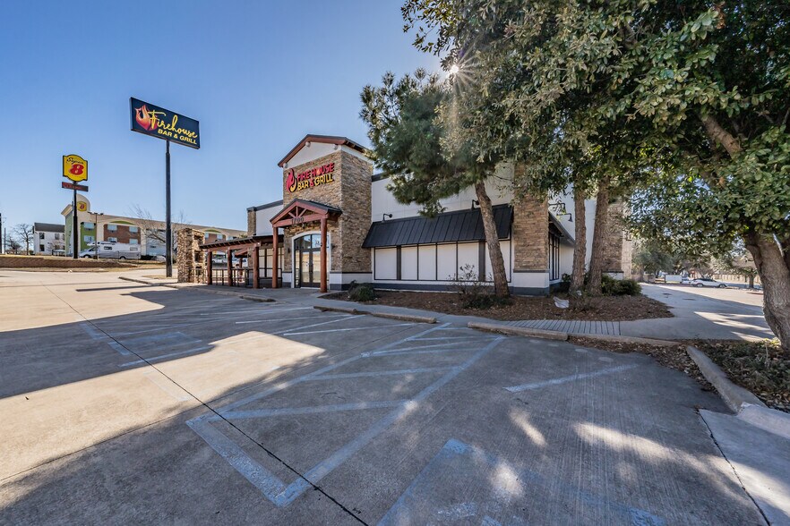 More Photos Of 1700 Airport Fwy, Bedford Restaurant For Sale