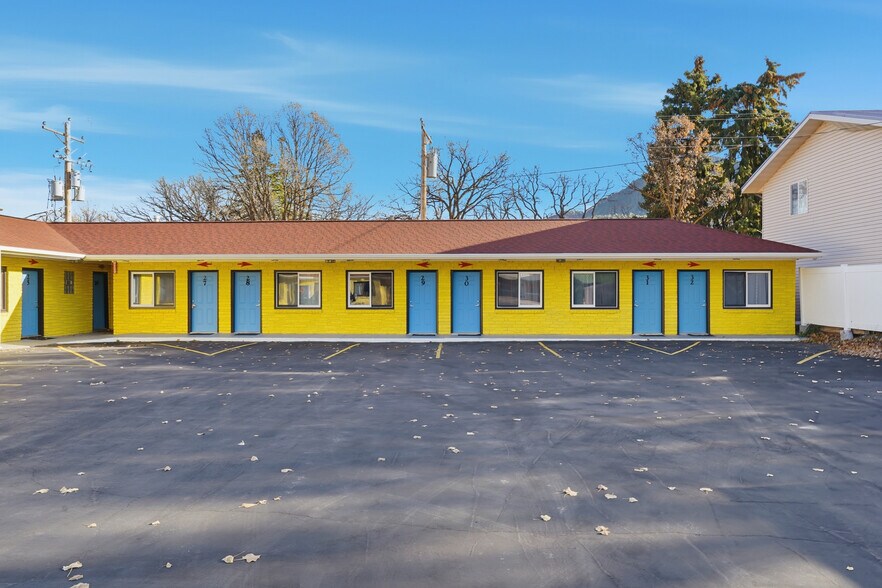 More Photos Of 214 E Cleveland St, Sundance Hotel For Sale
