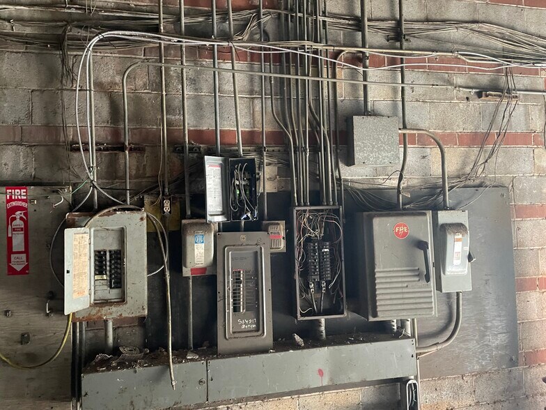 More Photos Of 3455 Empire Blvd SW, Atlanta Warehouse For Lease