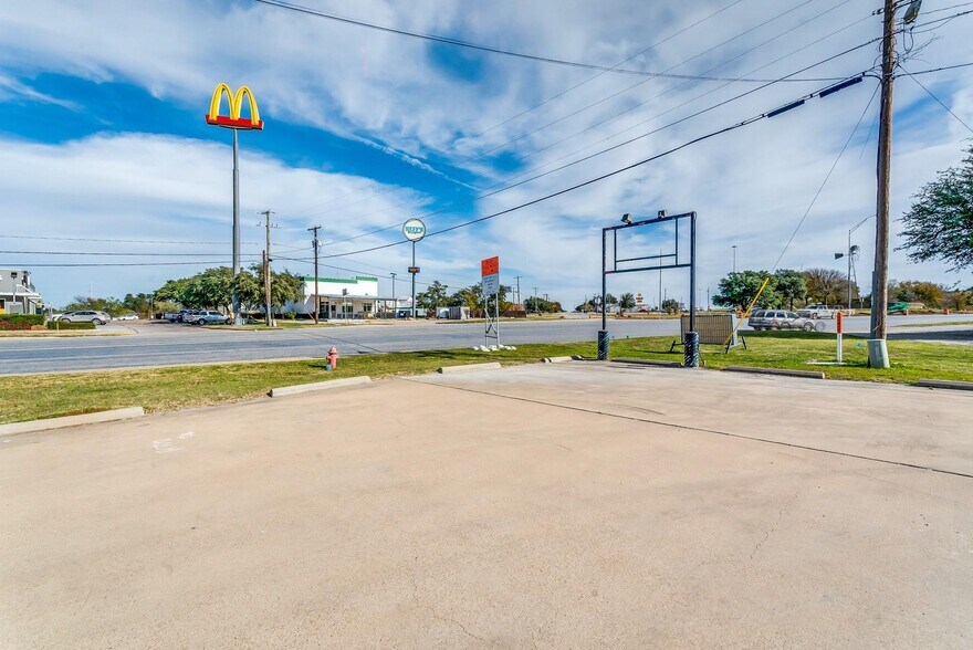 More Photos Of 1481 E Main St, Eastland Restaurant For Sale