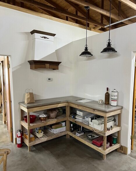 More Photos Of 241 W Eastland St, Gallatin Storefront For Sale