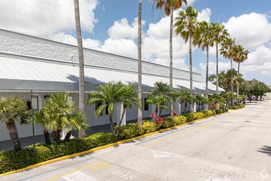 More Photos Of 10045 S US Highway 1, Port Saint Lucie General Retail For Lease