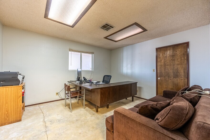 More Photos Of 397 E Evan Hewes Hwy, El Centro Auto Repair For Sale