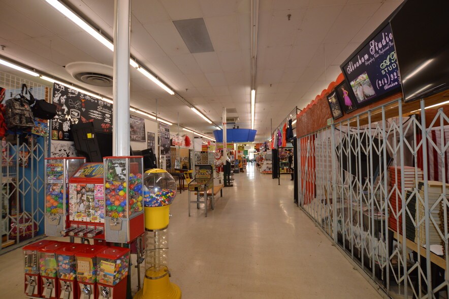 More Photos Of 712 S Walton Walker Blvd, Dallas Freestanding For Lease