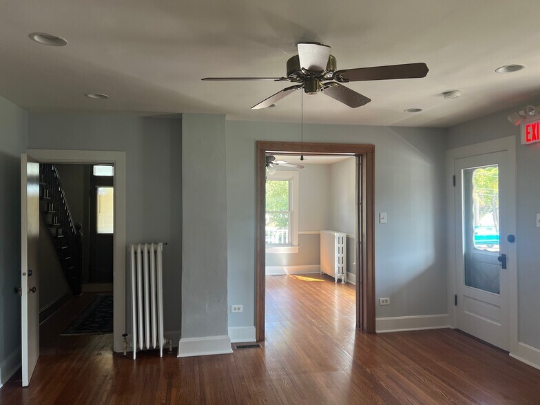 More Photos Of 108 N Walkup Ave, Crystal Lake Office For Sale