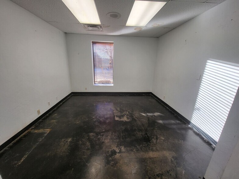 More Photos Of 4455 Woods and Sons Ave, Edmond Manufacturing For Lease