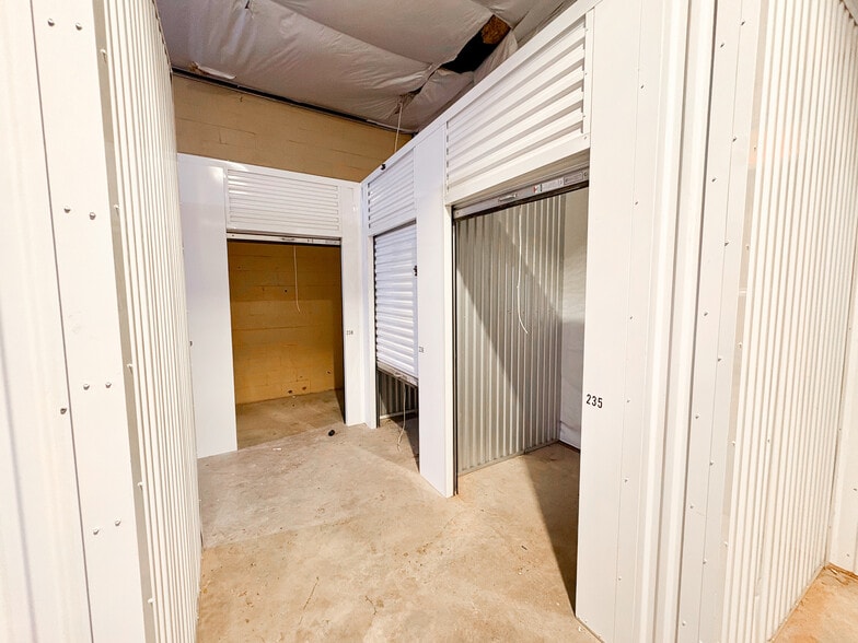 More Photos Of 2213 N Quaker Ave, Lubbock Self Storage For Sale