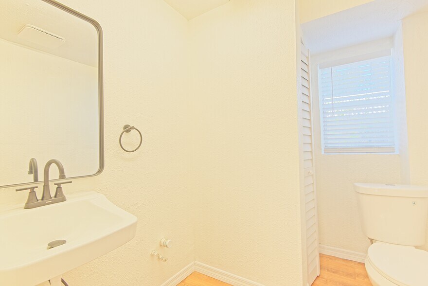 More Photos Of 1200 40th St S, Saint Petersburg Office For Sale