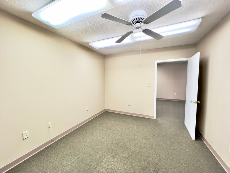 More Photos Of 735 S Broad St, Mooresville Office Residential For Lease
