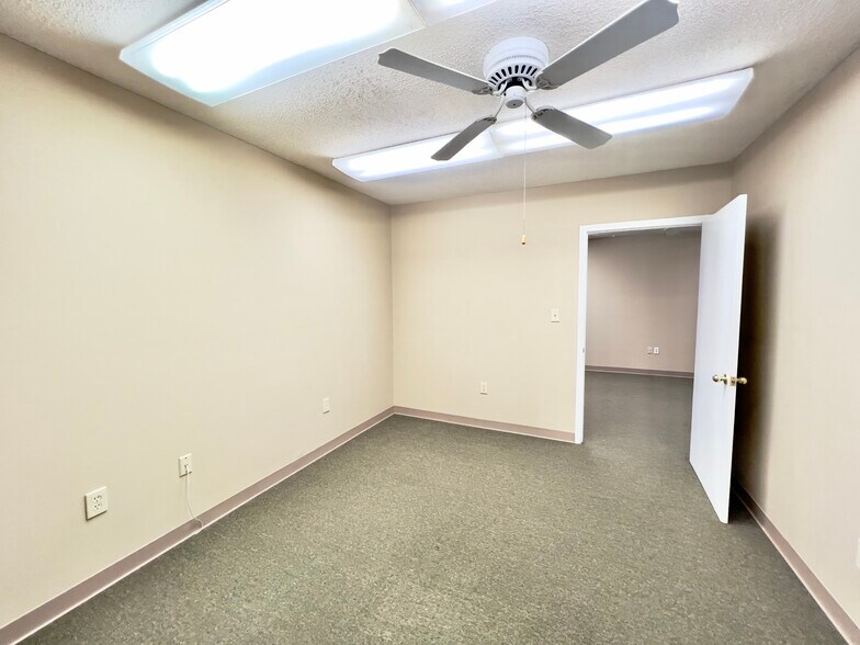 More Photos Of 735 S Broad St, Mooresville Office Residential For Lease