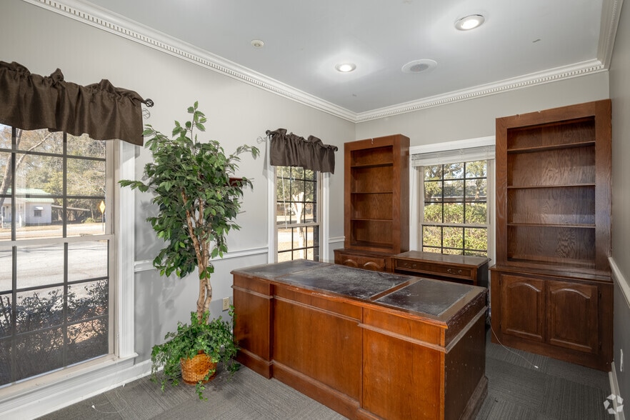 More Photos Of 501 Griffin Ave, Eastman Office For Sale