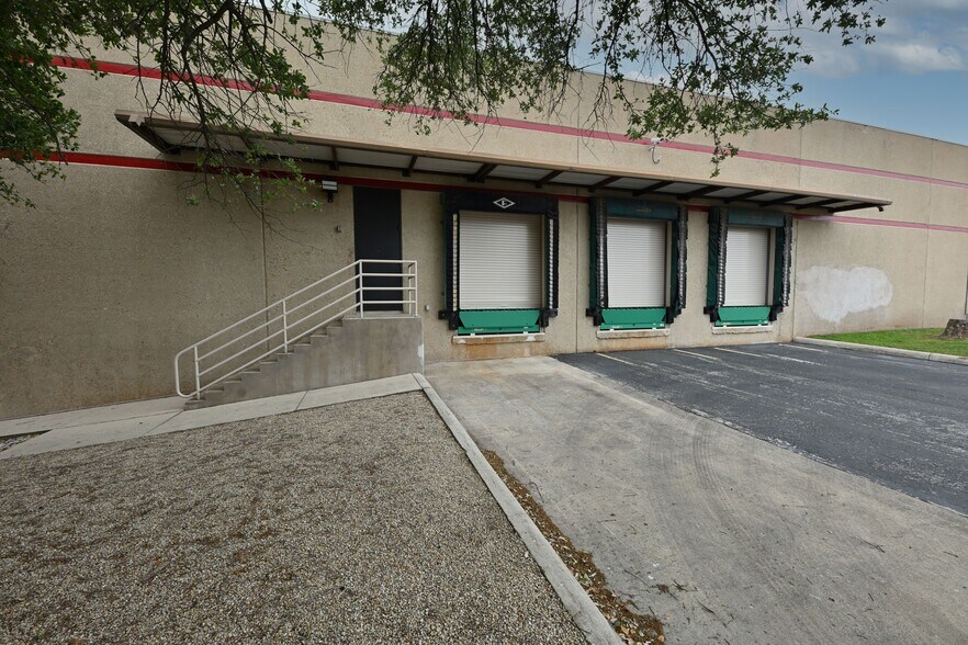 More Photos Of 13526 Nacogdoches Rd, San Antonio Flex For Lease