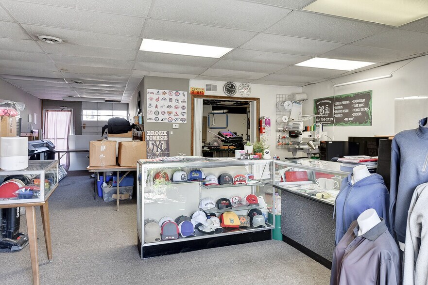 More Photos Of 8614-8616 N 30th St, Omaha Storefront For Sale