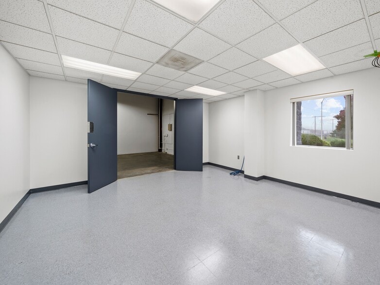 More Photos Of 13735 SW Galbreath Dr, Sherwood Warehouse For Lease