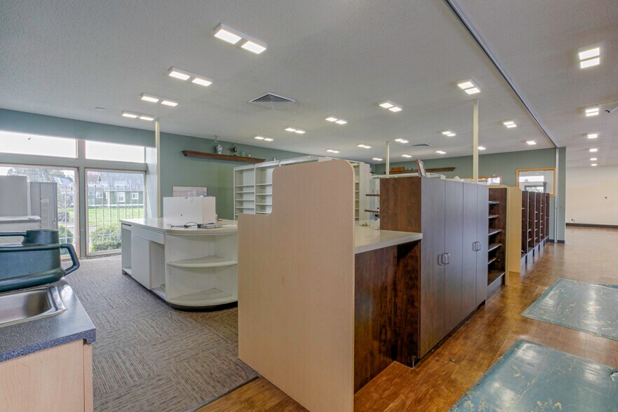 More Photos Of 915 Main Ave, Tillamook Veterinarian Kennel For Lease