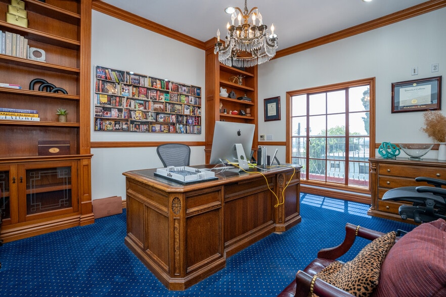 More Photos Of 8752 Holloway Dr, West Hollywood Loft Creative Space For Lease