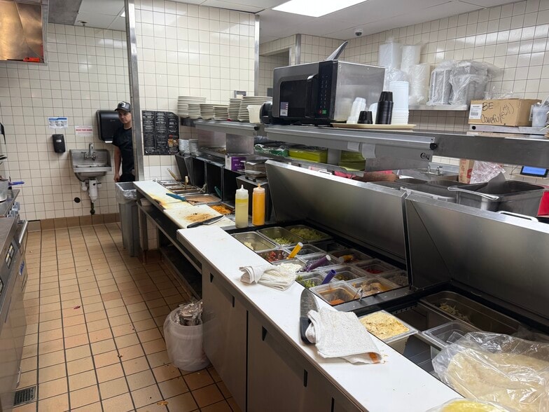 More Photos Of 40 El Camino, Fresno Storefront For Lease