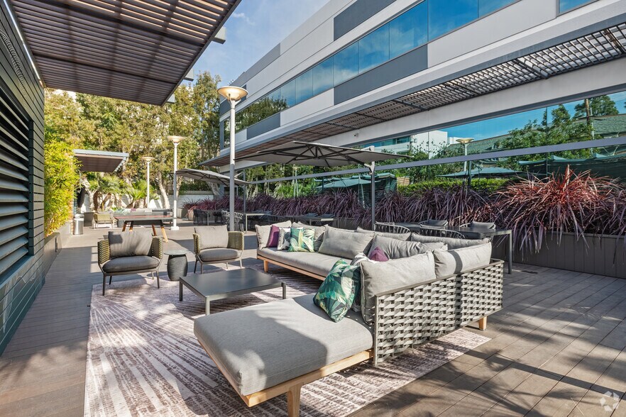 More Photos Of 1640 S Sepulveda Blvd, Los Angeles Office For Lease