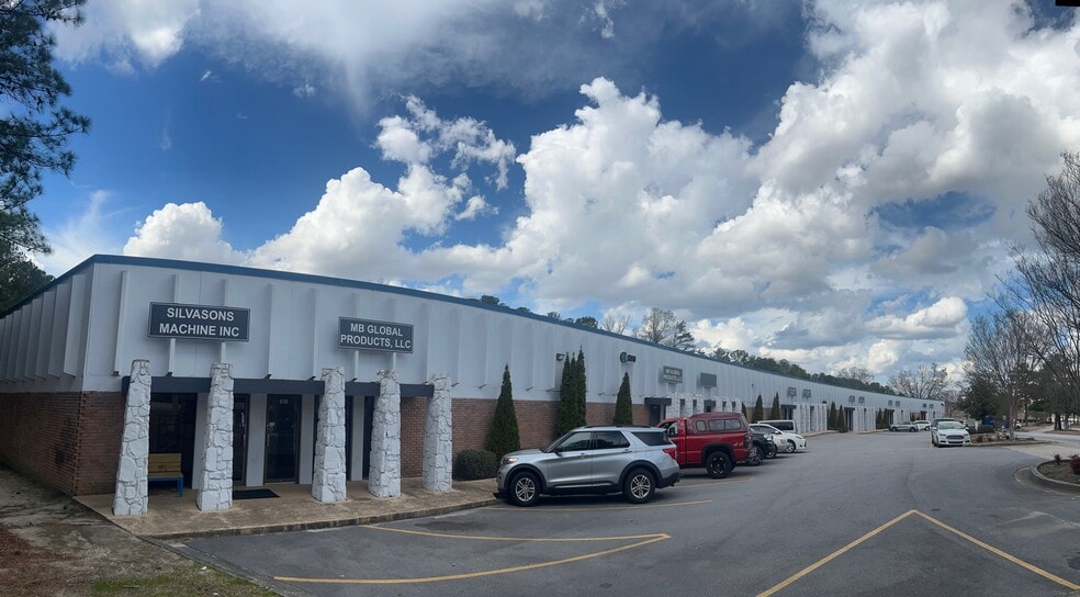 More Photos Of 800 Great Southwest Pky, Atlanta Warehouse For Lease
