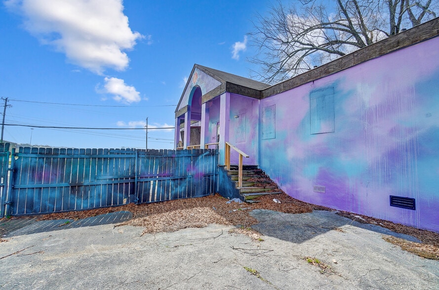 More Photos Of 1725 N Tryon St N, Charlotte Freestanding For Sale